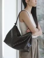 【BV Pinacoteca平替💖】MONOROW Noa 織紋單肩包 (2色)